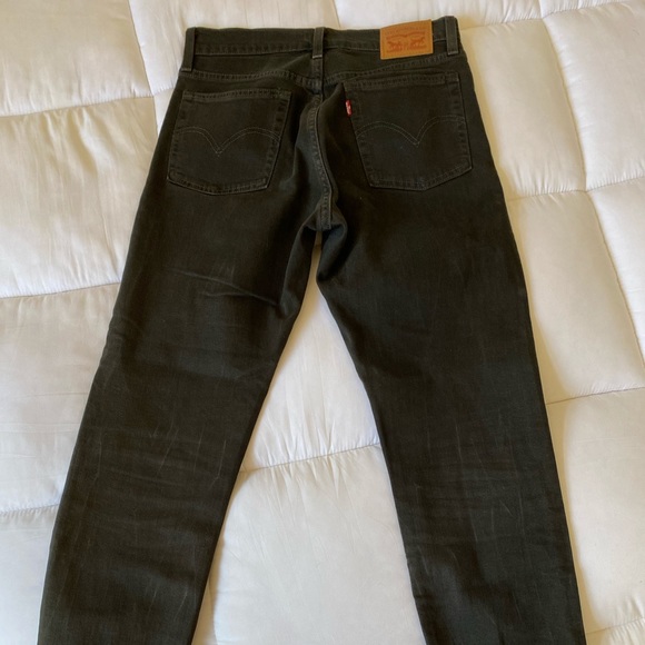 Levis Wedgie Fit Straight Raw Hem in Washed Black - Picture 4 of 7